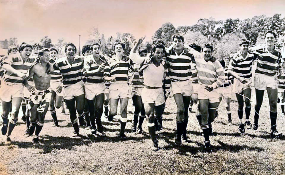  Asociación Alumni -  - Rugby - Asociación Alumni (camada 71, año 1986) (Muy poca gente puede disfrutar el dar una vuelta olímpica. Menor cantidad de gente, puedo hacerlo x 2. Ese año, se consagró campeón el primer equipo en la historia del club (juvenil y plantel superior incluido) en la “categoría campeonato ganadores”. A su vez, el segundo equipo, se consagró campeón en la “categoría preparación ganadores”. Fue un año histórico.) Photo by:  | Siuxy Sports 1986-11-01