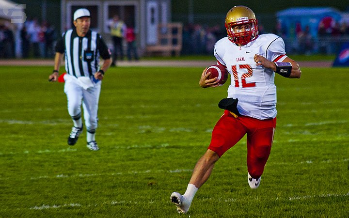  Université de Sherbrooke - Université Laval - Football - RSEQ Football - Sherbrooke (27) VS (40) Laval (#RSEQFootballSHRvLaval2011A) Photo by: Simon Duquette | Siuxy Sports 2011-09-17