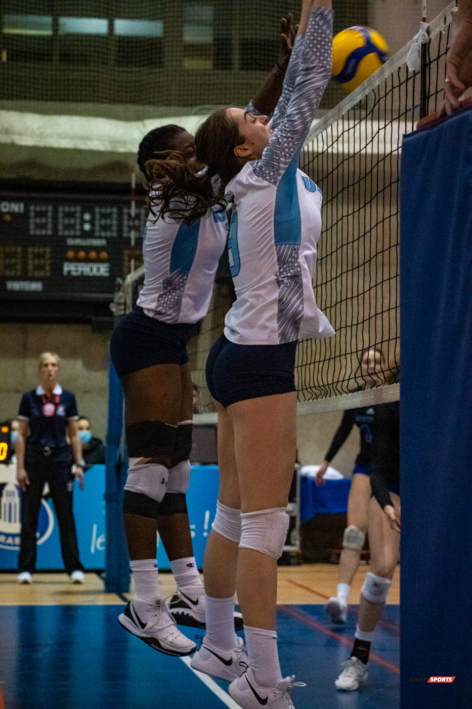 Erlande DACILIA - Karine OUELLETTE -  Université de Montréal - Université du Québec à Montréal - Volleyball - Université de Montréal vs Université du Québec à Montréal - Volleyball Fém (#CrbnsVsCtdns2022VollF) Photo by:  | Siuxy Sports 2022-02-26