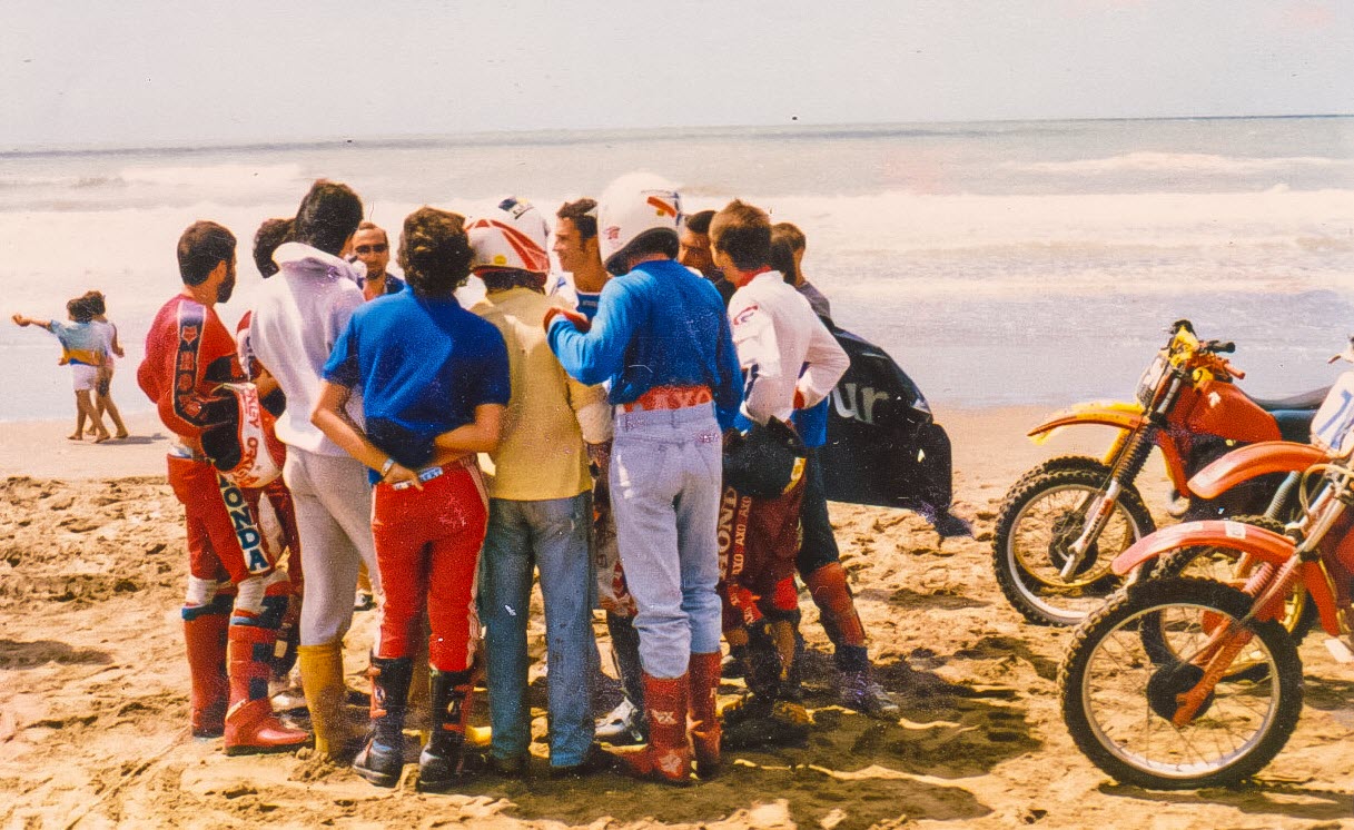  Pinamar (médanos) -  - Motorcycle racing - Charla antes de la largada (#EnduroPinamar1988Dufour) Photo by:  | Siuxy Sports 1988-01-20