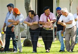 Publico, disfrutando del partido de Rugby en Areco