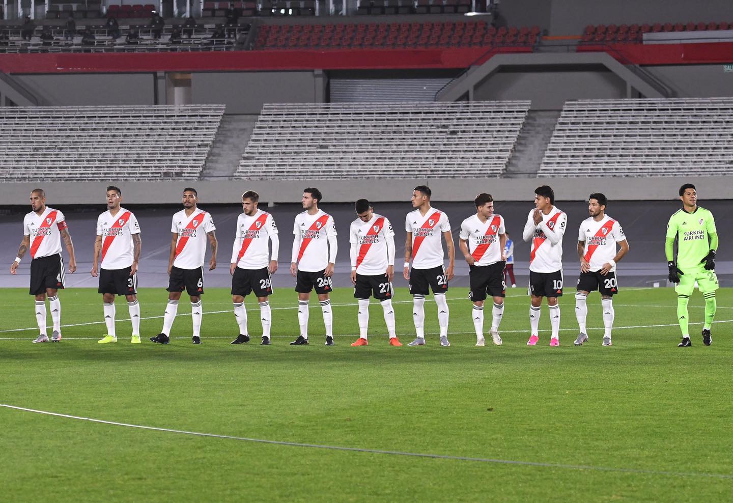 Milton CASCO - Jonatan Ramon MAIDANA - Enzo Nicolas PEREZ -  Club Atlético River Plate -  - Soccer - Equipo 2021, diezmado por el Covid (El CARP tuvo que recurrir a los servicios de Enzo Perez (volante) como arquero, pues todos sus arqueros titulares y varios jugadores estaban enfermos de COVID. River gano ese encuentro, jugando los 90 minutos con solo 11 jugadores.) Photo by:  | Siuxy Sports 2021-05-20