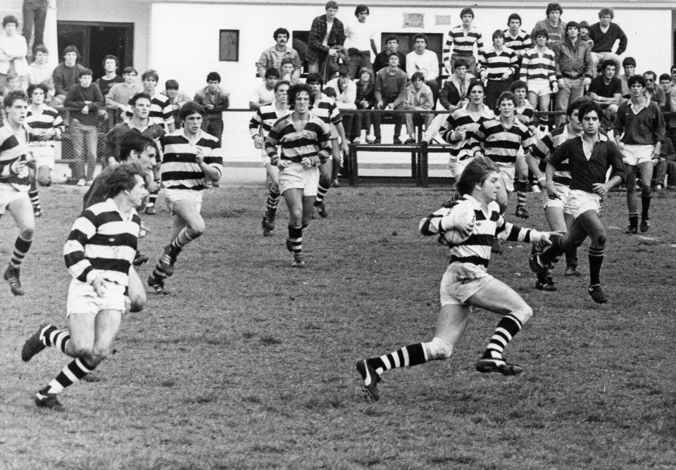 Alejandro DIEZ - Santiago LANUSSE - Martin OLIVERO - Diego POGGI - Federico WILLIAMS -  Club Atlético de San Isidro -  - Rugby - Didi viene a toda velocidad cubriendo cancha () Photo by:  | Siuxy Sports 1985-04-01