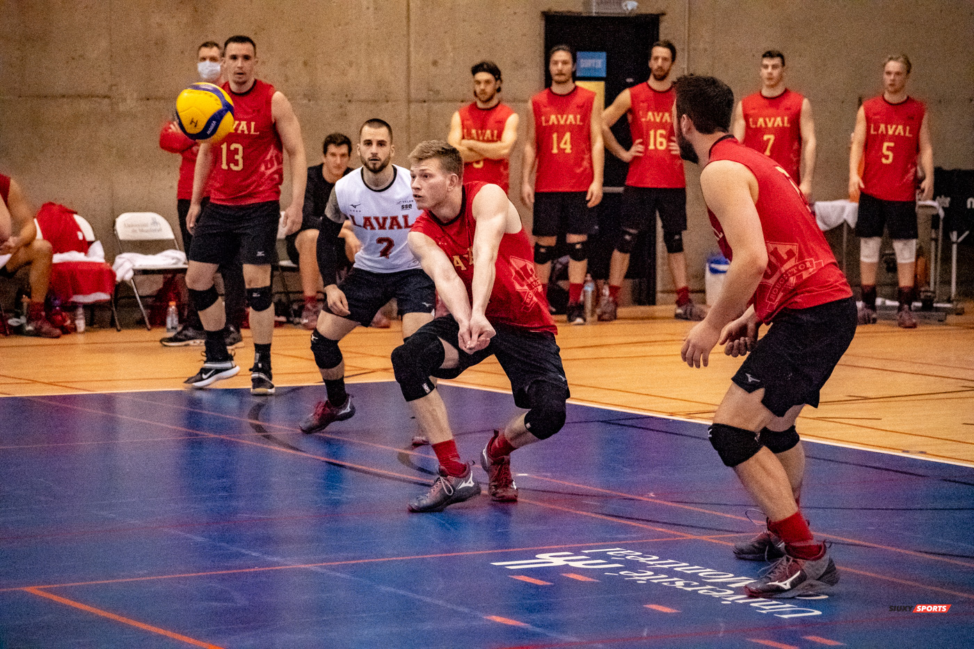 Rémi CADORET - Philippe GIROUX - Max LOSIER -  Université de Montréal - Université Laval - Volleyball - Université de Montréal (3) vs Université Laval (2) (#CarabinsVsRgeOr2022VolleyM) Photo by:  | Siuxy Sports 2022-03-05