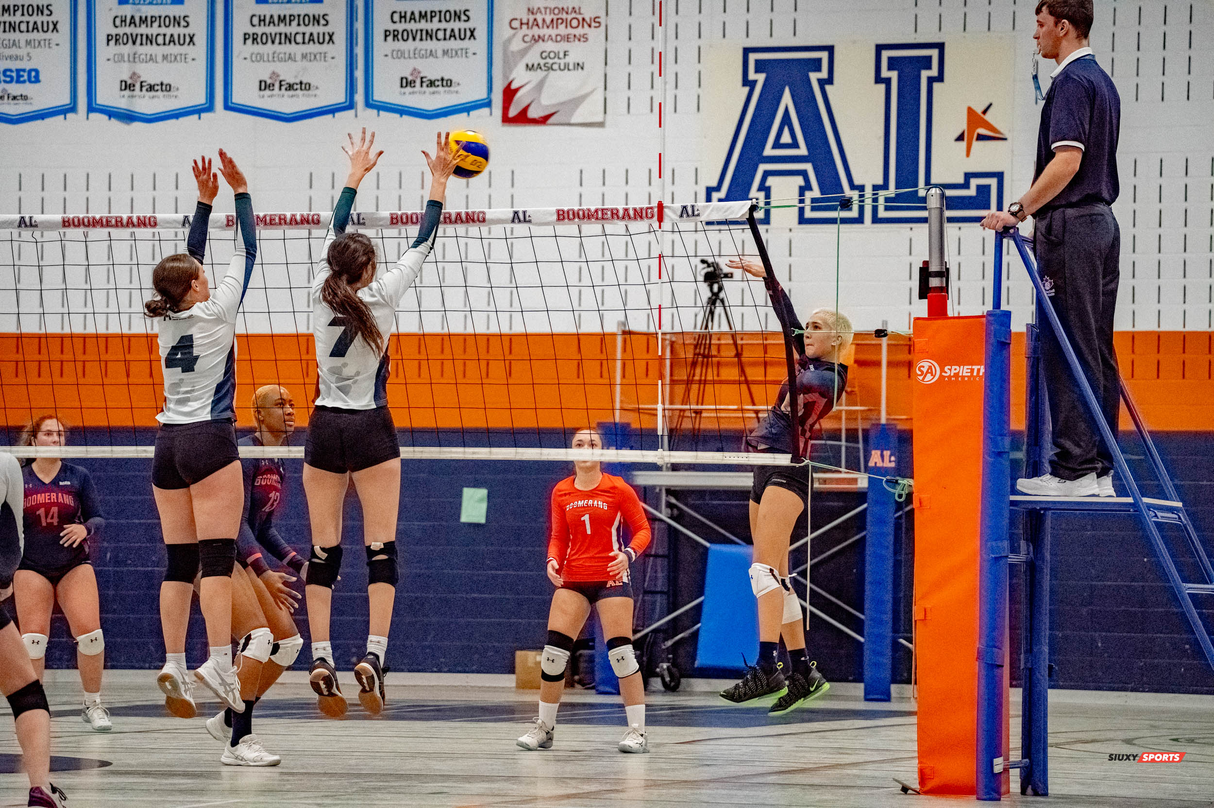 Dounia Iris BEHNAS - Nataïca BLAISE - Camille LAMONTAGNE - Carolane MÉTHÉ - Maude PELLETIER -  Cégep André Laurendeau - Cégep Marie-Victorin - Volleyball -  (#VolleyFemCALvsCMV) Photo by:  | Siuxy Sports 2021-11-22