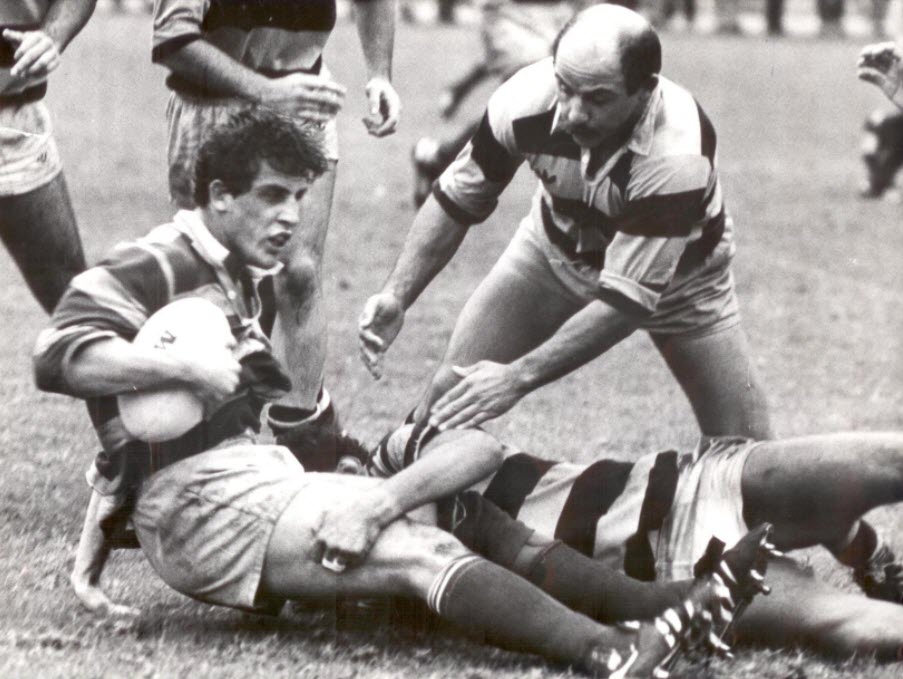 Sebastian FAUVE - Fernando MOREL -  Asociación Alumni - Club Atlético de San Isidro - Rugby - Sebas Fauve, tackleado () Photo by:  | Siuxy Sports 1988-10-10